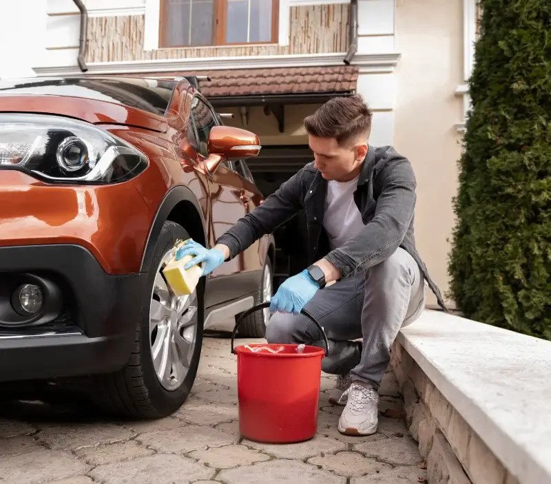 Lavage auto à domicile Cère : professionnel intervenant sur un véhicule